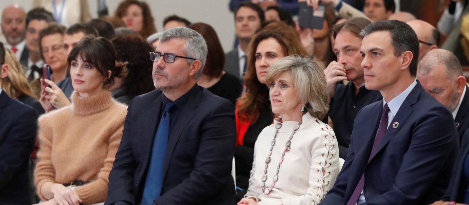 El presidente del Gobierno, Pedro Sánchez (d), junto a la ministra de Sanidad, María Luisa Carcedo (2d), el secretario de Estado de Comunicación, Miguel Ángel Oliver (2i)