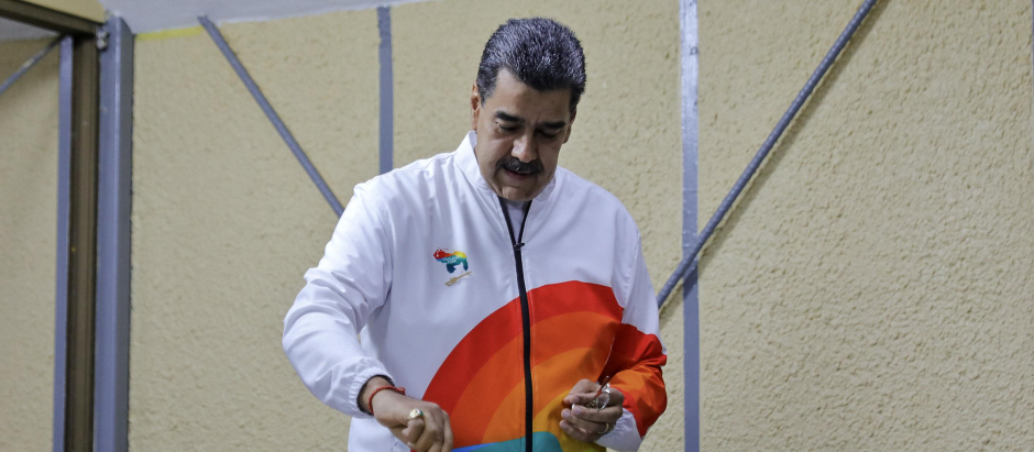 Nicolás Maduro votando durante el referéndum consultivo sobre la soberanía venezolana sobre la región del Esequibo
