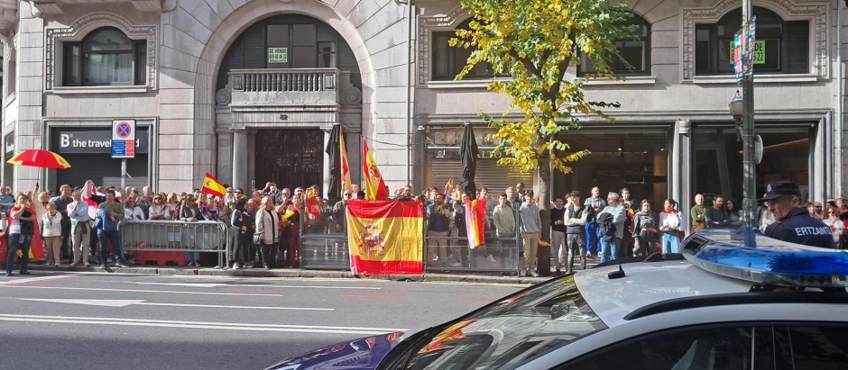 Banderas españolas en una concentración frente a la sede del PSOE en Bilbao