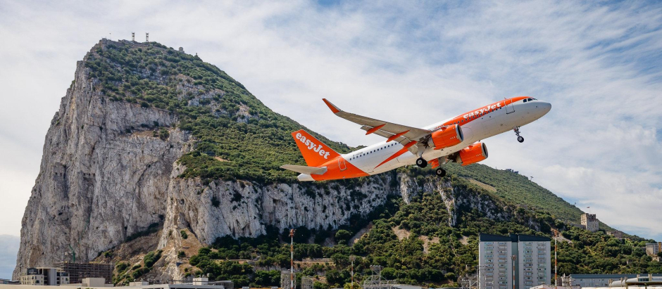 Un avión despega del aeropuerto de Gibraltar