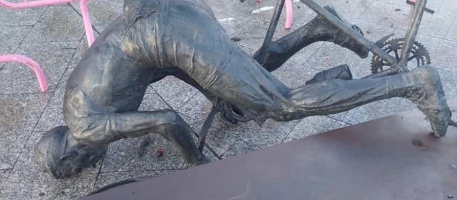 La estatua de Bahamontes en Toledo, víctima del vandalismo.