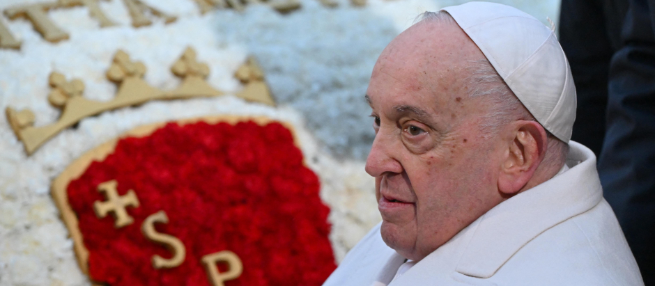 El Papa Francisco reza ante la imagen de la Inmaculada