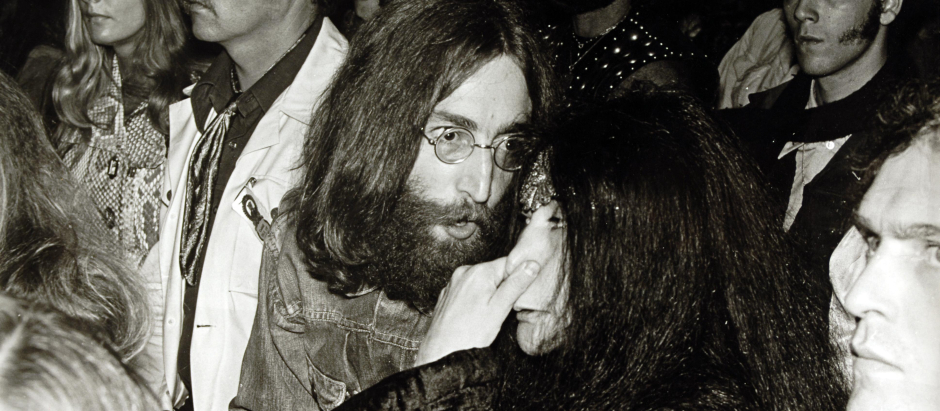 John Lennon y Yoko Ono en un acto en los años 70