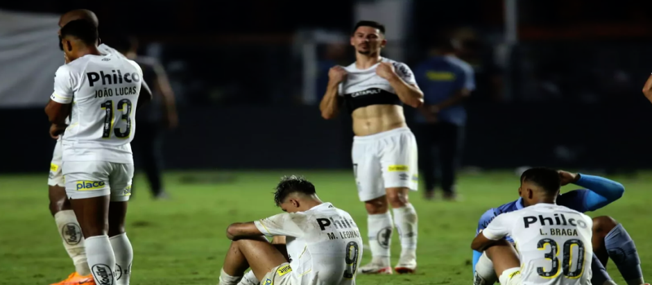 La tristeza en el equipo brasileño del Santos, que ha descendido a segunda división