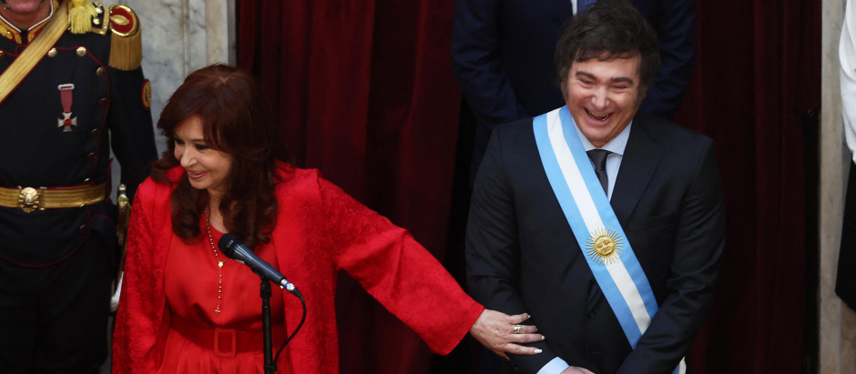 Cristina Fernandez Kischner saluda a Javier Milei tras asumir el cargo