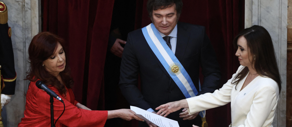 El presidente Javier Milei, Cristina Fernández de Kirchner (Iz) y Victoria Villarruel (D)