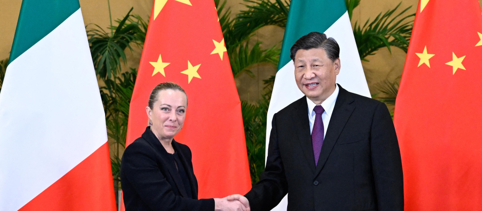 La primer ministro de Italia, Giorgia Meloni y el presidente de China Xi Jinping (Bali, 2022)