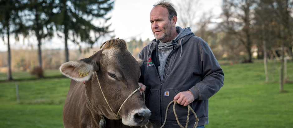 El granjero Rolf Rohrbach posa con una de sus vacas en el pueblo de Aarwangen, en el centro de Suiza