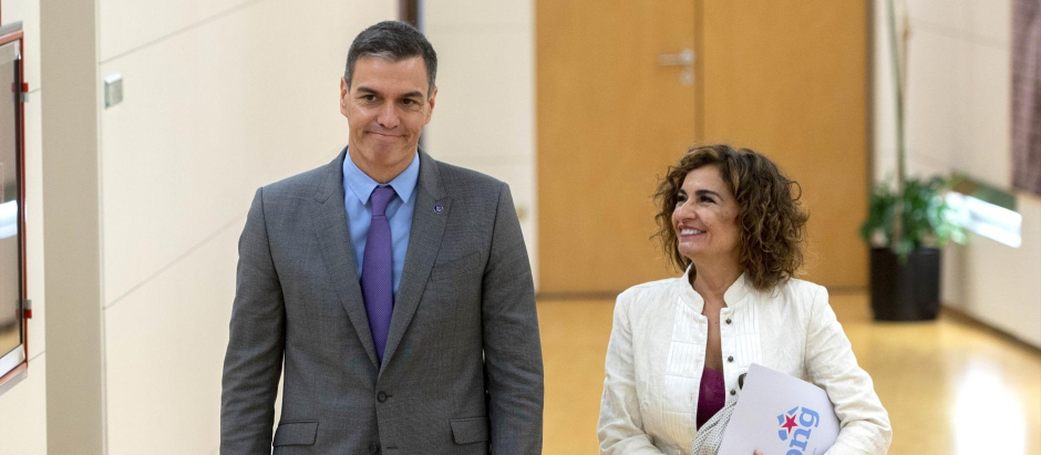 La ministra de Hacienda, María Jesús Montero, y el presidente del Gobierno, Pedro Sánchez.