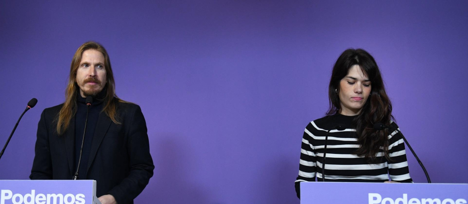 Los portavoces de Podemos, Pablo Fernández e Isa Serra, en la rueda de prensa de este lunes