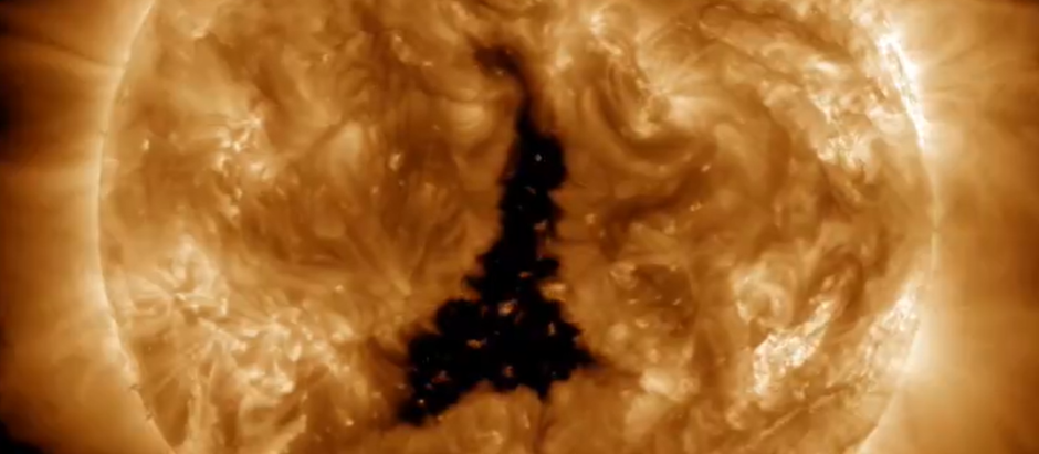 El enorme agujero coronal detectado en el ecuador del Sol