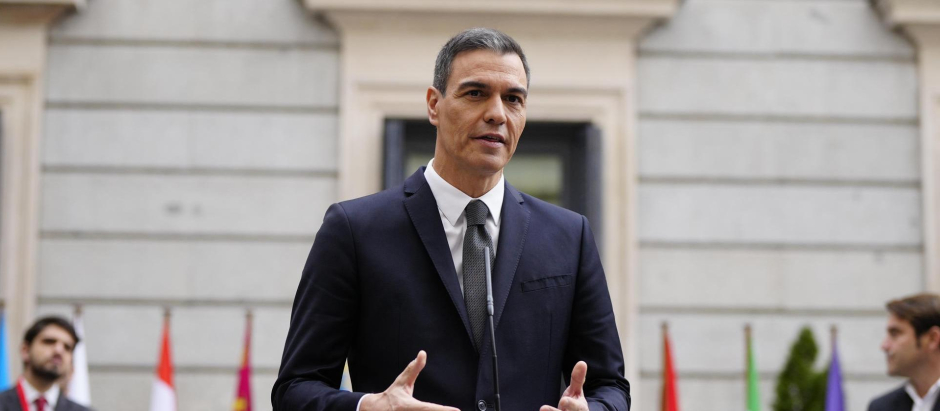 El presidente del Gobierno, Pedro Sánchez, atiende a la prensa