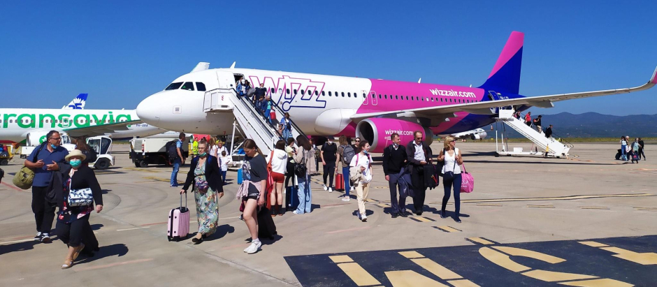 Viajeros bajando de un avión tras aterrizar en el Aeropuerto de Castellón