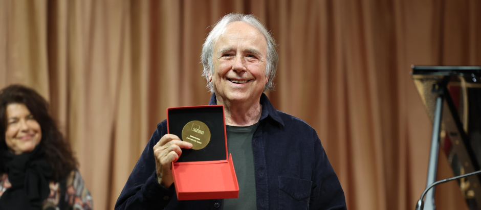 MADRID, 12/12/2023.- El compositor y cantautor Joan Manuel Serrat recibe este martes la Medalla de Honor de la SGAE en un acto celebrado en Madrid. EFE/ Kiko Huesca