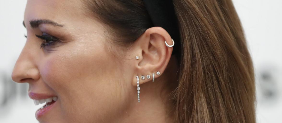 La actriz Paula Echevarria muestra los piercing de su oreja