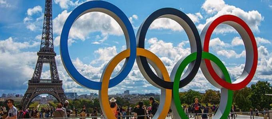 El logo de los Juegos Olímpicos junto a la Torre Eiffel
