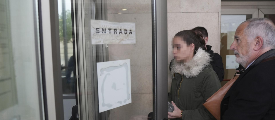 La víctima del exmarido de Mónica Oltra, a su entrada a la Ciudad de la Justicia de Valencia para declarar como testigo