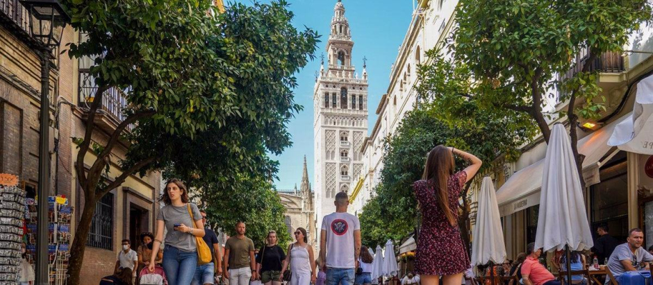 Gran cantidad de turistas por el entorno de la Catedral de Sevilla, en una imagen de archivo