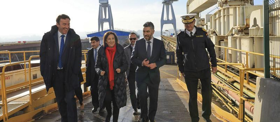 La ministra de Defensa, Margarita Robles, visita el Arsenal de Ferrol junto al director del astillero de Ferrol, Eduardo Dobarro Rubido ( a su derecha)