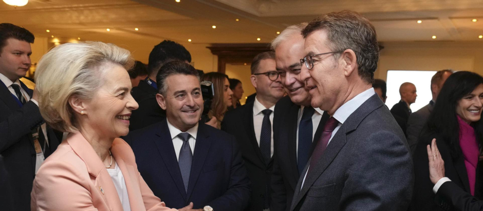 El presidente del Partido Popular, Alberto Núñez Feijóo saluda a la presidenta de la Cmisión Europea,Ursula von der Leyen