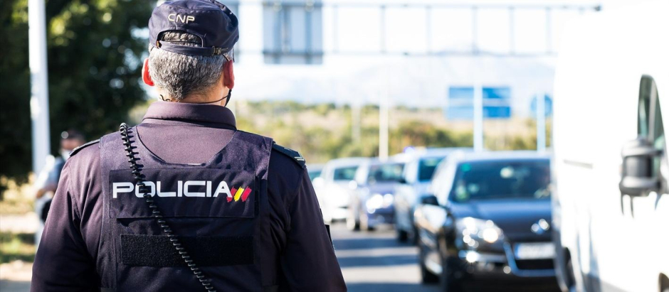 Un agente de la policía Nacional, durante un control de carretera en la provincia de Alicante