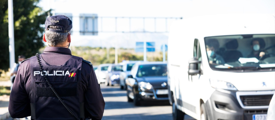 Un agente de la policía Nacional, durante un control de carretera en la provincia de Alicante