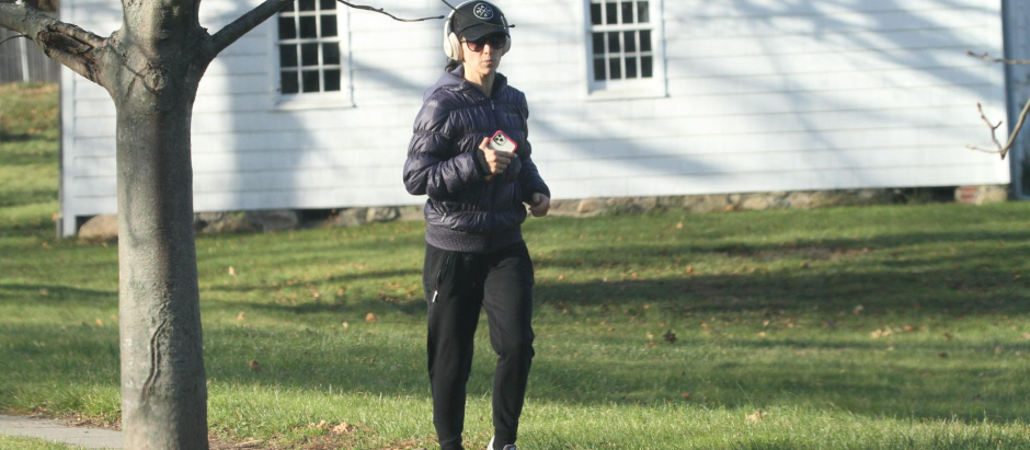 Hilaria Thomas jogging / footing in East Hampton