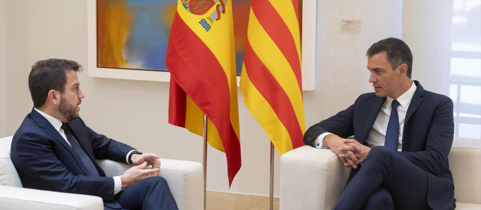 El presidente del Gobierno, Pedro Sánchez (d), y el de la Generalitat, Pere Aragonés, durante una reunión, en La Moncloa, a 15 de julio de 2022