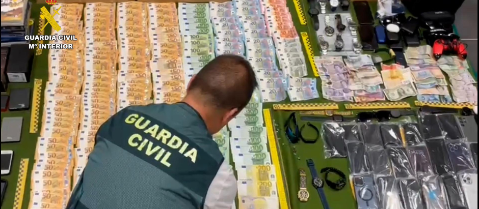 Un guardia civil, con parte del material incautado durante la operación en el aeropuerto de Tenerife