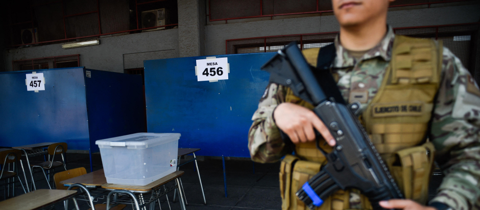 Un soldado chileno hace guardia frente a un colegio electoral en el Estadio Nacional de Santiago