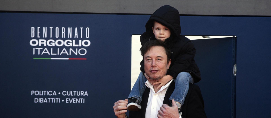 Elon Musk con su hijo durante el festival político Atreju