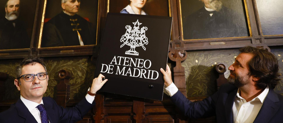 El presidente del Ateneo y el ministro Félix Bolaños, junto al retrato de Clara Campoamor en el Ateneo de Madrid