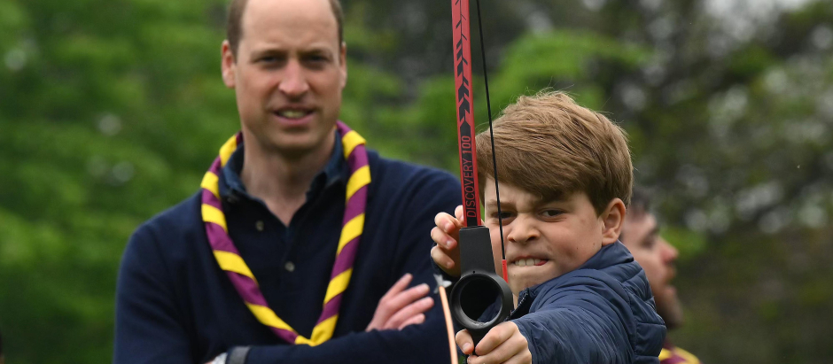 Prince William and son George taking part in the Big Help Out, during a visit to the 3rd Upton Scouts Hut in Slough, west of London, Britain, May 8, 2023.
En la foto arco
