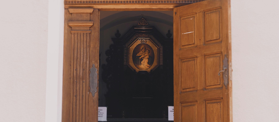 Imagen de archivo de la puerta de una iglesia
