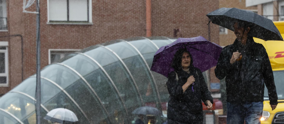 Dos personas se protegen de la lluvia este martes en Baracaldo (Vizcaya)