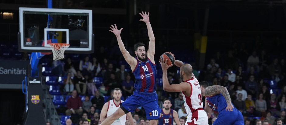 Nikola Kalinic, del Barça, intenta defender una jugada