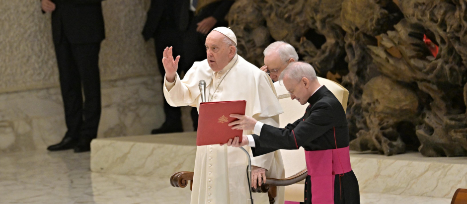 El Papa bendice a los empleados del Vaticano y sus familias, a quienes ha dirigido unas palabras navideñas este jueves