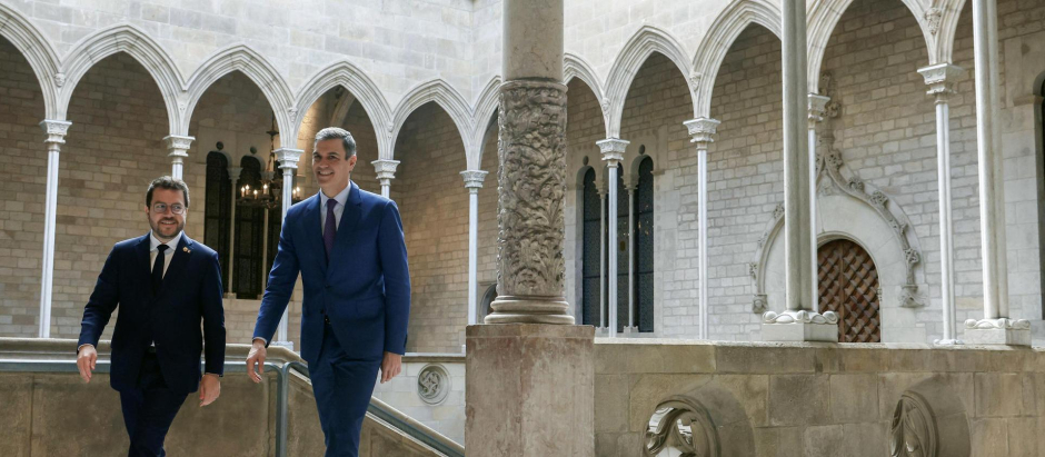 El presidente del Gobierno, Pedro Sánchez, y el presidente de la Generalitat, Pere Aragonès, en la galería gótica del Palau de la Generalitat antes de la reunión