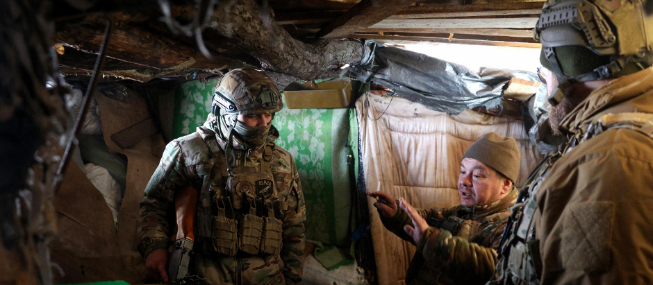 Soldados ucranianos mantienen su posición en la línea del frente cerca de la ciudad ucraniana de Horlivka, en la región de Donetsk