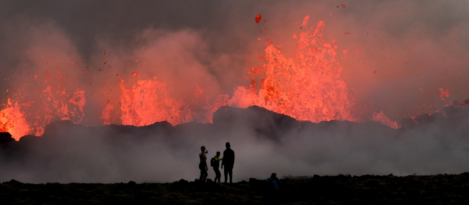 La gente observa el flujo de lava durante una erupción volcánica cerca de Litli Hrutur, al suroeste de Reikiavik