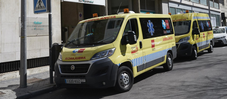 Ambulancias en el Complejo Hospitalario Ruber Juan Bravo de Madrid durante la crisis de la covid en 2020