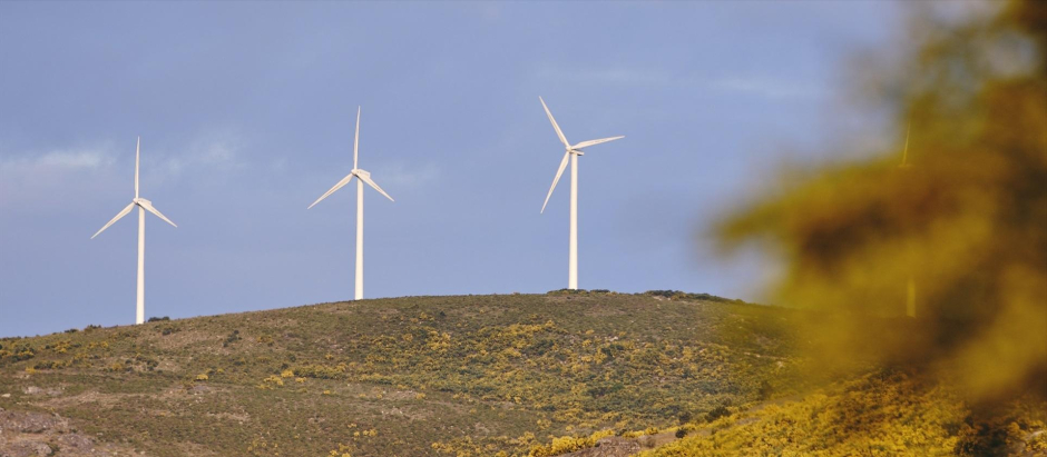Aerogeneradores en el parque eólico de Serra do Larouco, en Orense