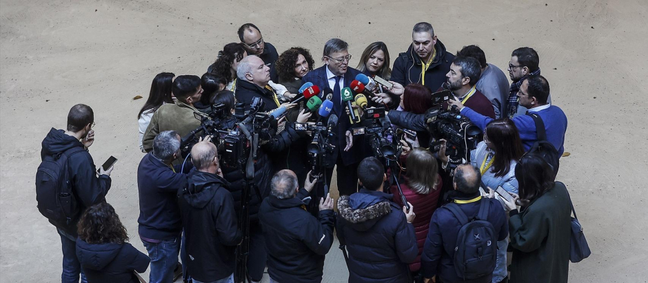 Ximo Puig, rodeado de un grupo de periodistas, el pasado 18 de diciembre