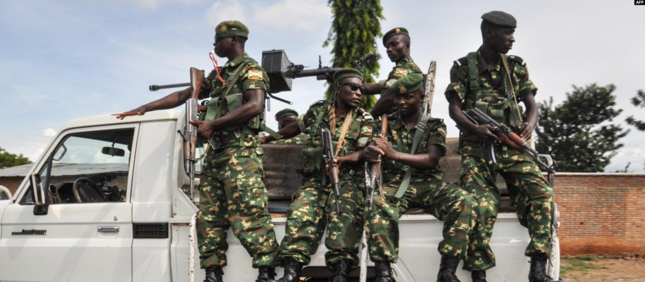 Guardias de seguridad de Burundi patrullan en Bujumbra, Burundi