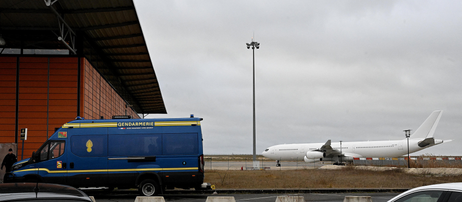 Un vehículo de la gendarmería delante del Airbus A340 inmovilizado en el aeropuerto de Vatry, en el noreste de Francia