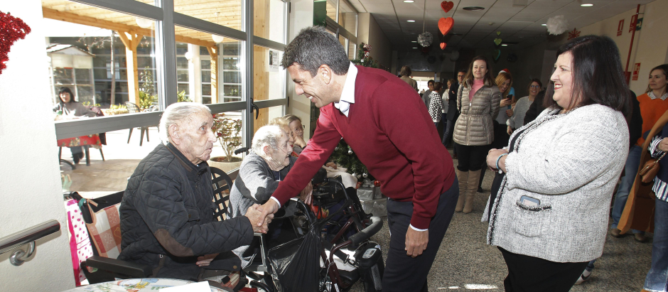 Carlos Mazón saluda a un anciano en una residencia de mayores en Petrer, Valencia, esta Nochebuena