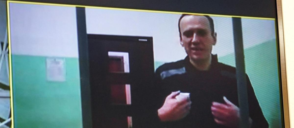 Fotografía tomada desde una pantalla de televisión durante la transmisión en vivo de la audiencia judicial