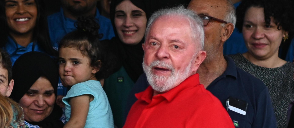 El presidente de Brasil, Luiz Inácio Lula da Silva (c), posa con personas repatriadas de la Franja de Gaza