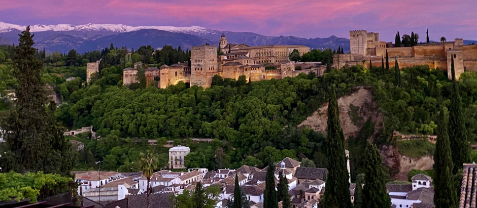 La Alhambra, Granada: La alhambra es un complejo palatino andalusí en Granada. Fue construida por Muhammad Ibn Nasr. Agrupa jardines palacios y fortalezas. Fue concebida como zona militar, la Alhambra pasa a ser residencia real tras el establecimiento del reino nazarí. A lo largo del tiempo la alhambra se convirtió en una ciudadela con altas murallas que albergaba dos zonas principales: la zona militar o la alcazaba y la medina o ciudad palatina. No se tienen referencias como residencia de los reyes hasta el siglo XIII, sin embargo, la edificación existe desde el siglo IX. La Alhambra se convirtió en una corte cristiana en 1492 cuando los reyes católicos conquistaron Granada. Luego de esto se construyeron lugares para albergar ciudadanos prominentes, una iglesia y un monasterio franciscano.