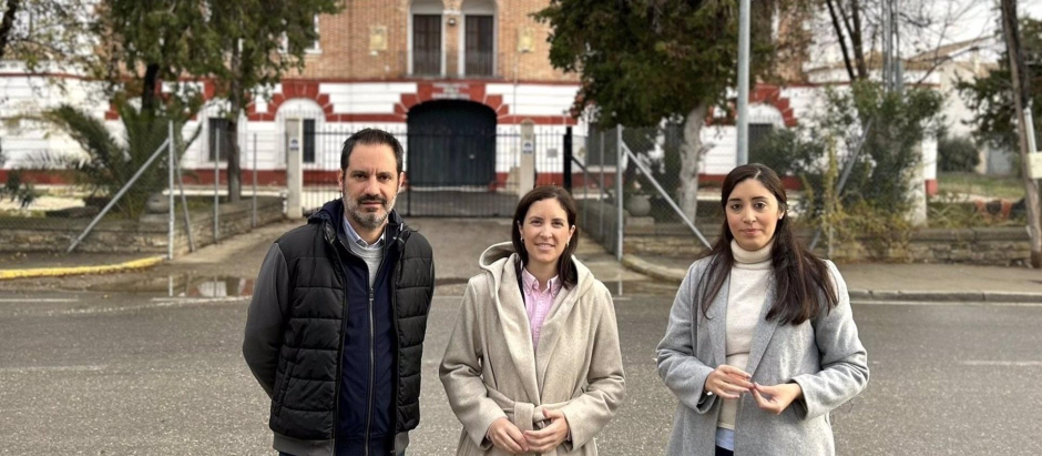Julio Criado, Cristina Casanueva y Ana Rosa Ruz ante el cuartel de la Guardia Civil de Castro del Río